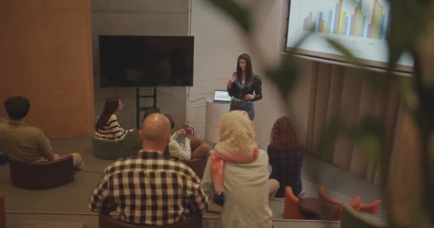 Ruang Amfiteater Selama Seminar Bisnis Pandangan Tinggi Menangkap Sekelompok Orang — Stok Video