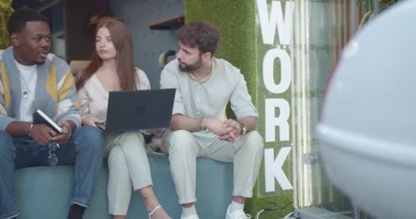 Multicultureel Team Een Working Space Werkt Samen Aan Een Nieuw — Stockvideo