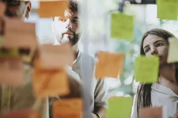 Olika Affärsmän Samarbetar Brainstormar Och Strategiserar Ett Modernt Kontor Använder — Stockfoto