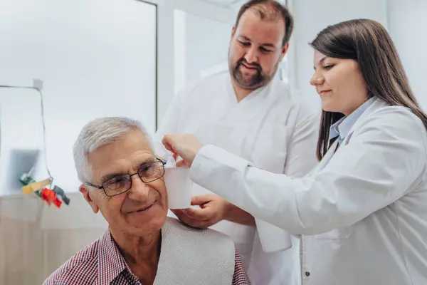 Doktor Yaşlı Hastaların Kulaklarını Yıkıyor Temizliyor Kulak Yıkama Konsepti — Stok fotoğraf