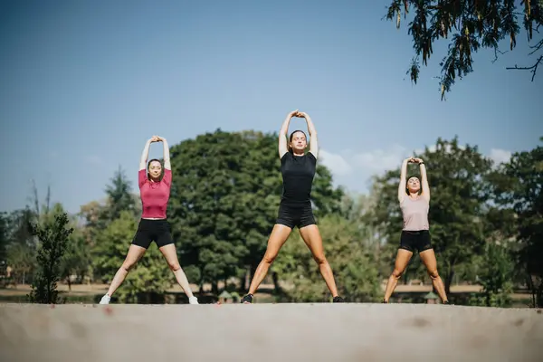 Mujeres Activas Disfrutando Deportes Aire Libre Entrenamiento Parque Soleado Ciudad — Foto de Stock