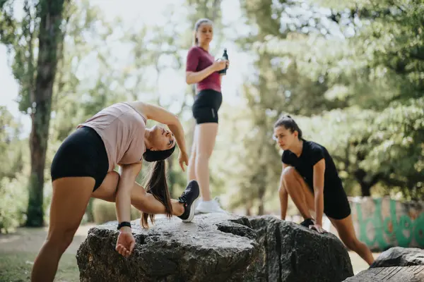 Aktive Und Athletische Frauen Einem Stadtpark Die Gemeinsam Freien Trainieren — Stockfoto