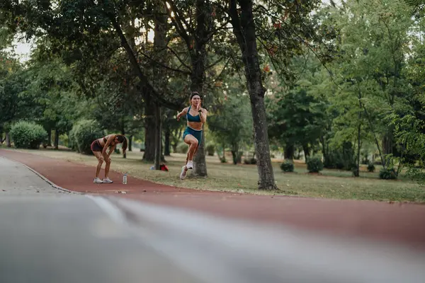 Fitte Sportler Die Grünen Laufen Begeistern Mit Ihrer Sportlichen Zielstrebigkeit — Stockfoto