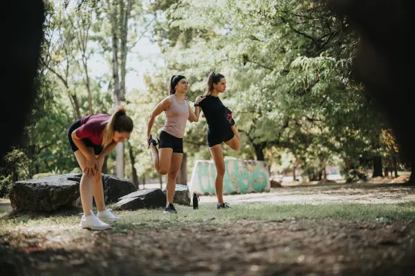 Fit Meisjes Doen Pre Workout Oefeningen Een Stadspark Genieten Van — Stockfoto