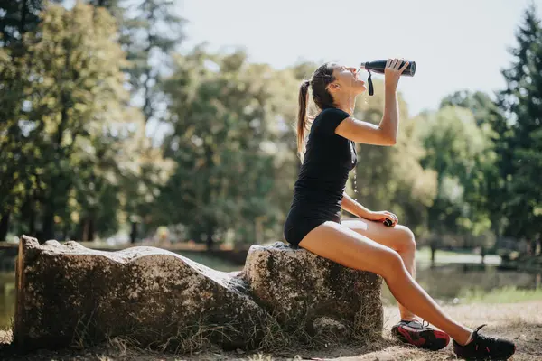 Aktive Frauen Park Stretching Und Pre Workout Übungen Die Körperform — Stockfoto