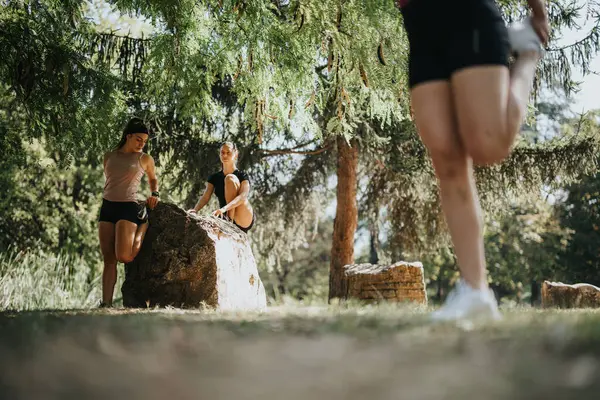 Fit Girls Genieten Van Outdoor Training Een Sunny City Park — Stockfoto