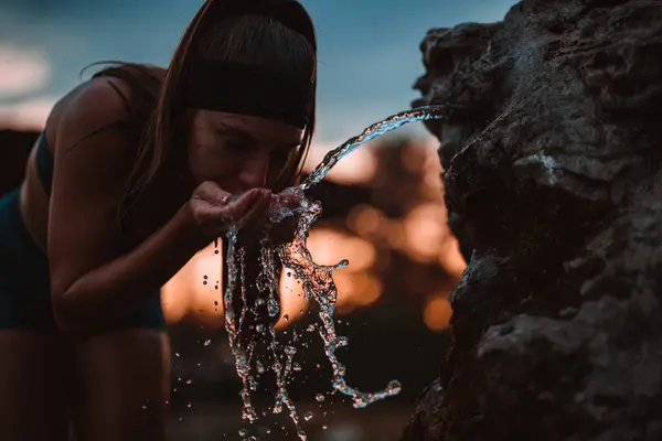 Подходящая Спортсменка Пополняет Свое Тело После Тренировки Питьевой Водой Фонтана — стоковое фото