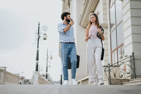 一对年轻夫妇在市中心散步 讨论业务扩张和增长策略 拥抱新的机遇和高效的沟通 — 图库照片
