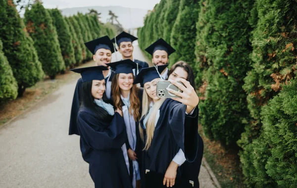 Memories Milestones Students Graduating Friends Park Taking Selfie — Stock Photo, Image
