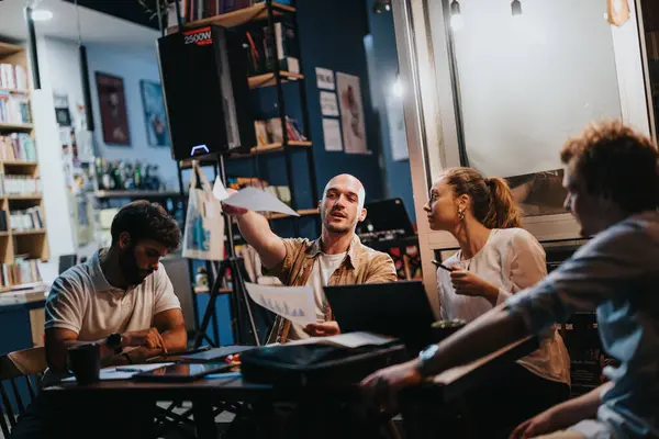 Kendine Güvenen Adamları Bir Kafede Evrak Işlerini Proje Detaylarını Tartışıyor — Stok fotoğraf