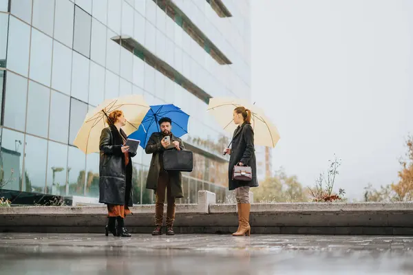 Yağmurlu Bir Günde Şehir Bölgesinde Proje Geliştirmede Işbirliği Yapan Ortakları — Stok fotoğraf
