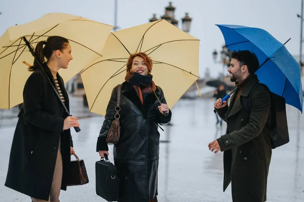 Skupina Mladých Podnikatelů Spolupracuje Projektu Městě Deštivý Den Zatímco Drží — Stock fotografie