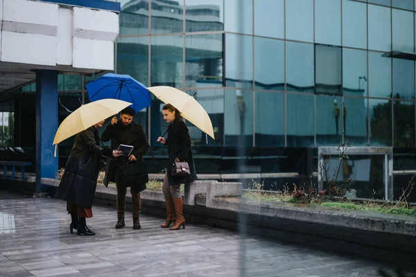 Skupina Podnikatelů Kteří Spolupracují Deštivý Den Diskutují Expanzi Podnikání Finančním — Stock fotografie