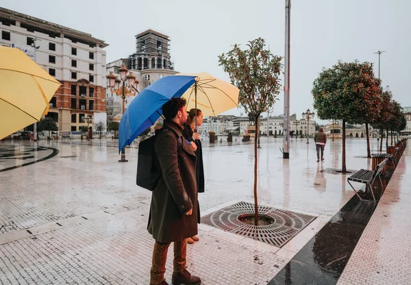 Ortakları Yağmurlu Bir Günde Açık Hava Toplantısında Projeyi Tartışıyor — Stok fotoğraf