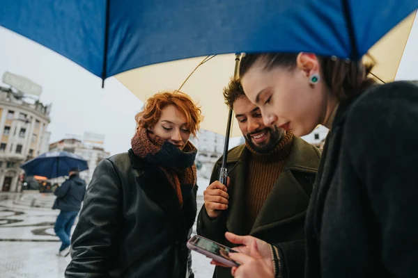 Young Business Partners Discuss Project Rainy Outdoor Meeting City Focusing — Stock Photo, Image