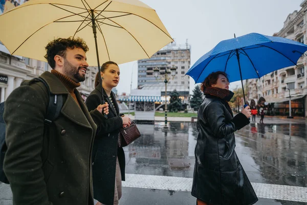 Ortakları Projeyi Yağmurlu Bir Günde Açık Hava Toplantısında Tartışırlar Piyasa — Stok fotoğraf