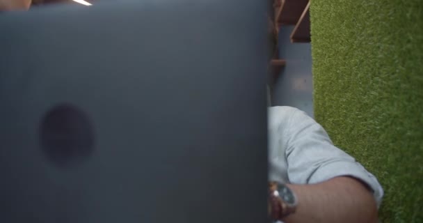 Красивий Чоловічий Працівник Насолоджується Цигаркою Лежачи Дивані Порозі Працюючи Колінах — стокове відео