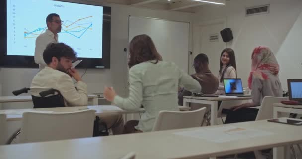 Bir Sınıf Ortamında Yakın Çekim Bir Semineri Sırasında Aktif Tartışmalara — Stok video