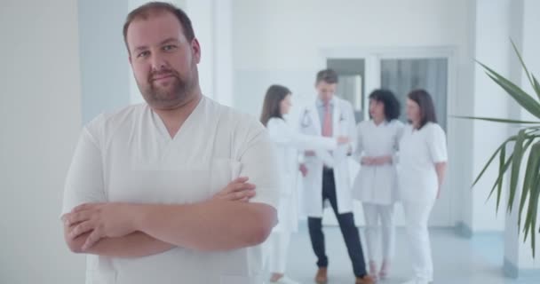 Médico Meia Idade Especialista Posando Corredor Hospital Com Braços Dobrados — Vídeo de Stock