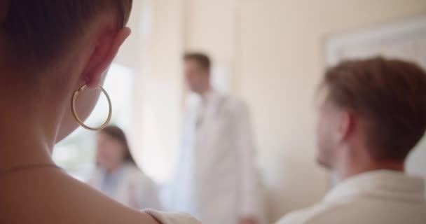Pazienti Giovani Una Coppia Consultando Medici Esperti Ricevendo Una Terapia — Video Stock