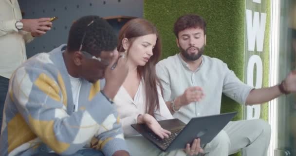 Diversi Colleghi Collaborano Uno Spazio Working Imprenditori Dirigenti Dipendenti Lavorano — Video Stock