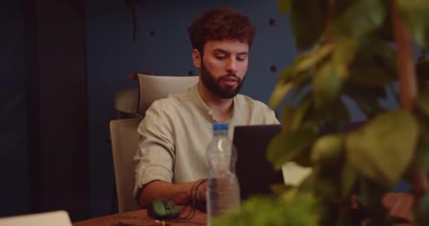 Mladý Úspěšný Podnikatel Pracující Laptopu Kanceláři Zaměřením Online Průzkum Trhu — Stock video