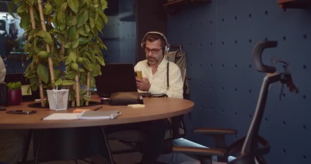 Affärspartners Samlades Vid Bordet För Att Arbeta Med Sina Uppgifter — Stockvideo