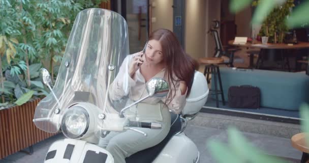 Motosiklette Oturan Hoş Bir Kadın Müşterisiyle Telefonda Konuşurken Kendine Bakıyor — Stok video