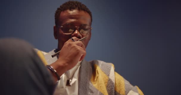 Persona Guapa Negra Masculina Distraída Por Una Gran Canción Mientras — Vídeos de Stock