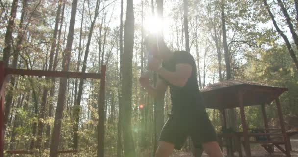マウンテンパークの男性ボクサートレーニングボックスの組み合わせ 多くの木に囲まれた山公園で 屋外でプロのボクサーのトレーニング — ストック動画