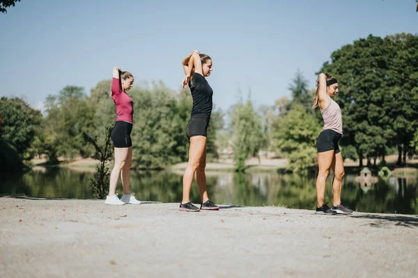 Fit Girls City Park Stretching Warming Together Active Females Enjoying — Stock Photo, Image