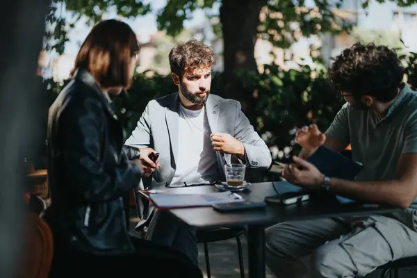 Diversos Profesionales Negocios Reúnen Una Cafetería Ciudad Para Discutir Estrategias — Foto de Stock
