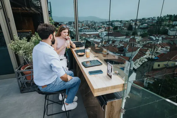 Junges Unternehmerpaar Trifft Sich Stadtcafé Und Diskutiert Ideen Für Eine — Stockfoto
