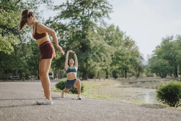 Vrouwtjes Een Groen Park Stretching Warming Voor Een Training Inspirerende — Stockfoto