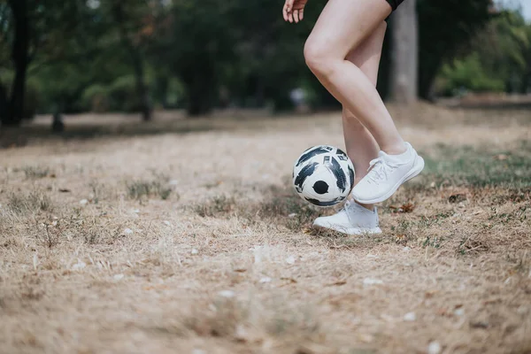 Чудова Дівчина Насолоджуючись Відкритий Футбол Freestyling — стокове фото