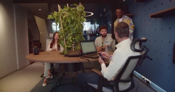 Farklı Yaşlarda Grupları Ofiste Yeni Bir Proje Üzerinde Çalışıyor Modern — Stok video