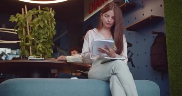 Modern Ofisin Eşiğinde Bir Kanepede Otururken Yeni Fikirleri Istatistikler Yazan — Stok video