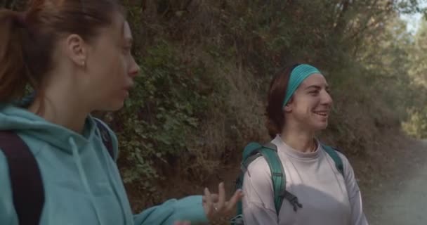 Skupina Turistů Užívá Víkendové Aktivity Stojí Stezce Odpočívají Diskutují Náhodných — Stock video