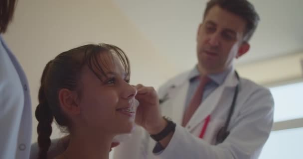 Médico Otorrinolaringologista Sênior Experiente Removendo Cera Ouvido Com Água Uma — Vídeo de Stock