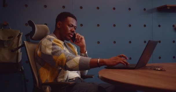 Dobře Vypadající Muž Černý Zaměstnanec Vyjednává Nový Projekt Klientem Během — Stock video