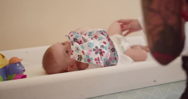 Piękne Dziecko Bawiące Się Spódnicą Leżąc Łóżku Gabinecie Szpitalnym Badane — Wideo stockowe