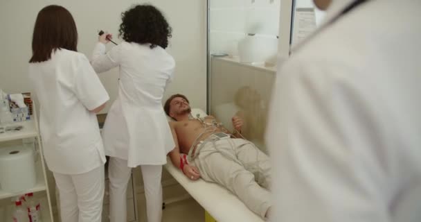 의사와 간호사 Ekg 병원에서 환자를 검사하는 Ecg — 비디오