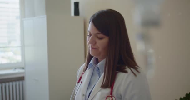 患者と話し合う女性専門家は 彼が病院の部屋で注入を受けている間 治療を成功させるためのアドバイスを与えます — ストック動画