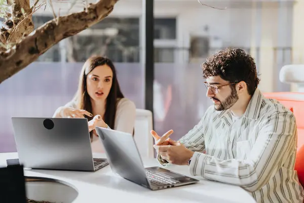 Équipe Affaires Collaborant Bureau Discutant Des Détails Projet Résolvant Les — Photo