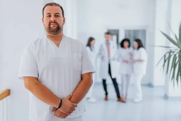 Glückliche Männliche Spezialisten Mit Verschränkten Armen Die Die Kamera Blicken — Stockfoto