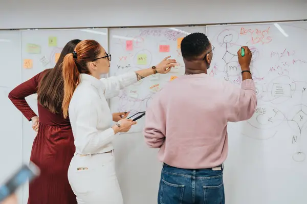 Unga Kollegor Samarbetar Ett Modernt Kontor Brainstorming Och Planerar Affärstillväxt — Stockfoto