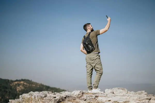 Caminante Masculino Tomando Una Selfie Mientras Está Pie Cima Montaña — Foto de Stock