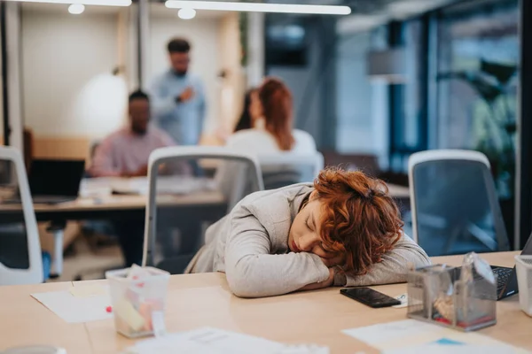 Zmęczona Bizneswoman Śpiąca Przy Biurku Biurze Wydaje Się Wyczerpana Przytłoczona — Zdjęcie stockowe