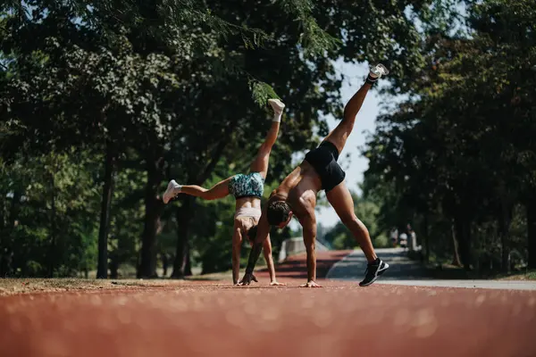 Aktive Sportler Üben Sonnentag Naturpark Umgebung Herz Kreislauf Training — Stockfoto