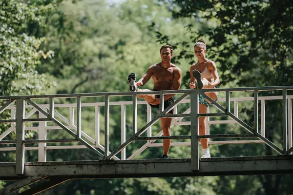 Caucasian Friends Warm Park Exercising Outdoors Natural Surroundings Challenge Themselves — Stock Photo, Image